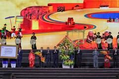 越南党和国家领导向北宁省赠送花篮 图自越通社