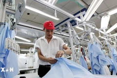 销往欧洲市场的纺织服装出口生产 图自越通社