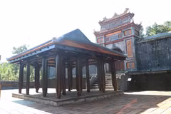 在慈裕皇太后陵墓宝城前基座上搭建的“皇屋”工程 图自越通社