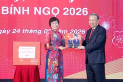 越通社社长武越庄向苏林总书记赠送由图片编辑部记者制作的画册 图自越通社