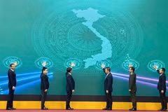 与会代表按下按钮 将农产品溯源系统投入运作 图自《都市经济报》