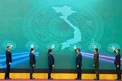 与会代表按下按钮 将农产品溯源系统投入运作 图自《都市经济报》