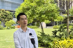 ASTAR先进光学技术部副主任何山松博士接受越通社记者采访。图自越通社。