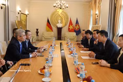 北宁省委副书记陈辉方率领的工作代表团与越南驻德国大使馆举行工作会谈 图自越通社