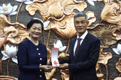 越南驻柬埔寨大使馆在柬埔寨首都金边向柬埔寨王国驻越南大使谢金塔（Chea Kimtha）授予越南国家崇高荣誉——友谊勋章 图自越通社