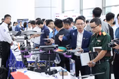 2025年8月25日，与会代表参观战略技术产业三大创新网络发布仪式上的展位。图自越通社。