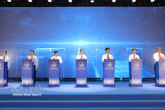 越共中央政治局委员、政府副总理、国防部长潘文江大将出席发布仪式。 图自越通社
