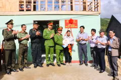 “光中战役”中首套住房落成并移交仪式在山西乡辉芒村一户家庭举行 图自越通社