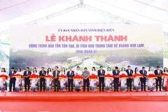 范明政总理与各位代表共同为欣蓝防御区中心遗址（二期）保护修缮工程竣工剪彩。图自越通社