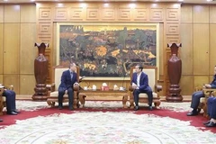 北宁省人民委员会主席范黄山在与中国晶澳太阳能集团（JA Solar）工作代表团举行会谈 图自越通社