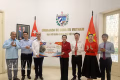 为纪念古巴革命领导人菲德尔·卡斯特罗·鲁斯诞辰100周年（1926年8月13日—2026年8月13日），越南向古巴人民象征性移交援助款项。图片来源：越通社 