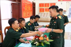 特种兵种水上特工第5旅选举小组向选民发放选票，组织投票。图自越通社