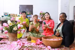 游客体验广安荷花茶窨制工艺。图自越通社 