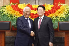 越南国家主席梁强与欧洲理事会主席安东尼奥·科斯塔在会谈后共同会见记者 图自越通社