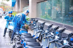 在吉灵—河东轻轨沿线的各个站点，市民可以方便地租用电动摩托车，按需出行。图自越通社