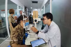 西贡眼科医院的医生为胡志明市春和坊的居民进行诊疗。图自越通社
