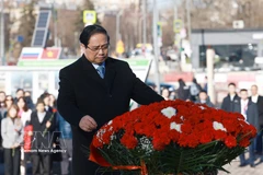 范明政总理在俄罗斯莫斯科向胡志明主席纪念碑敬献花圈 图自越通社