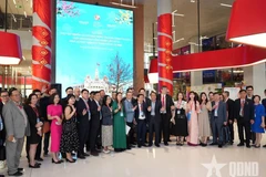 与会代表在"侨胞与越南投资机遇：破除障碍—激活资源"座谈会上合影 图自《人民军队》报