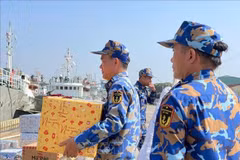 官兵们将年货装船 图自越通社 