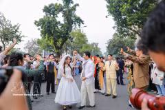 2025年12月7日，“幸福越南日”活动框架内，一场以“百花喜事——2025婚礼季”为主题的越服巡游活动在河内还剑湖步行街举行。图自越通社