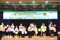 越韩家庭儿童在2026年越韩家庭日活动上表演歌曲《三根蜡烛》。图自越通社 