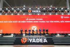 各位代表共同为位于北宁省新兴工业区的雅迪（YADEA）智能电动车制造厂落成剪彩。图自越通社