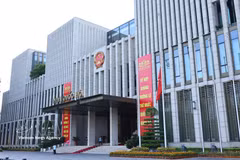 老挝国会主席赛宋蓬·丰威汉同志国葬当天，越南国会大厦前降半旗致哀。图自越通社