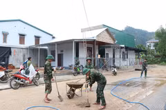 官兵们为民众打扫卫生迎春节 图自越通社