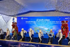 与会代表出席开工仪式 图自越通社