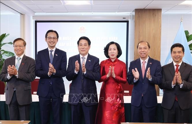 国家主席梁强偕夫人与越南驻美代表机构工作人员合影。图自越通社