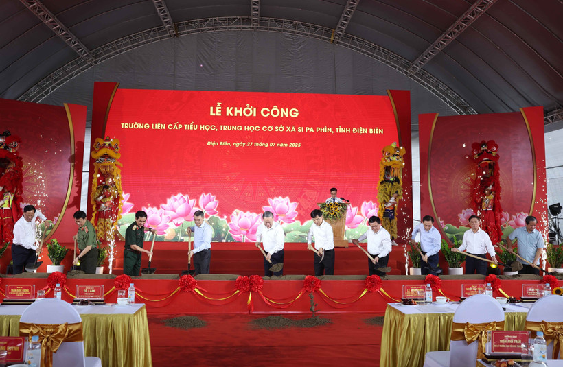 苏林总书记同各位代表实施西帕芬乡九年一贯制学校开工仪式。图自越通社