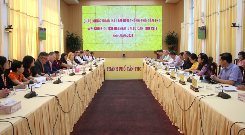 双方工作座谈场景。图自越通社