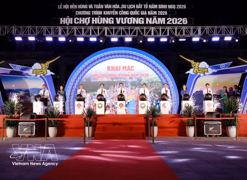工贸部领导、富寿省领导与各位代表共同按下按钮，启动2026年雄王展销会。图片来源：越通社