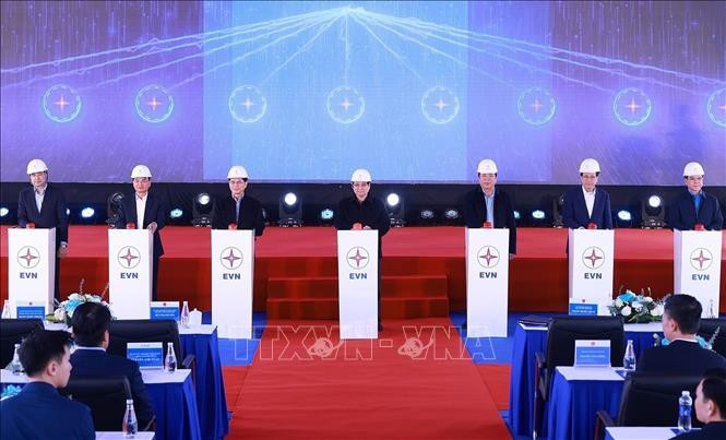 政府总理范明政在工程开工仪式上与工人们亲切握手。图自越通社