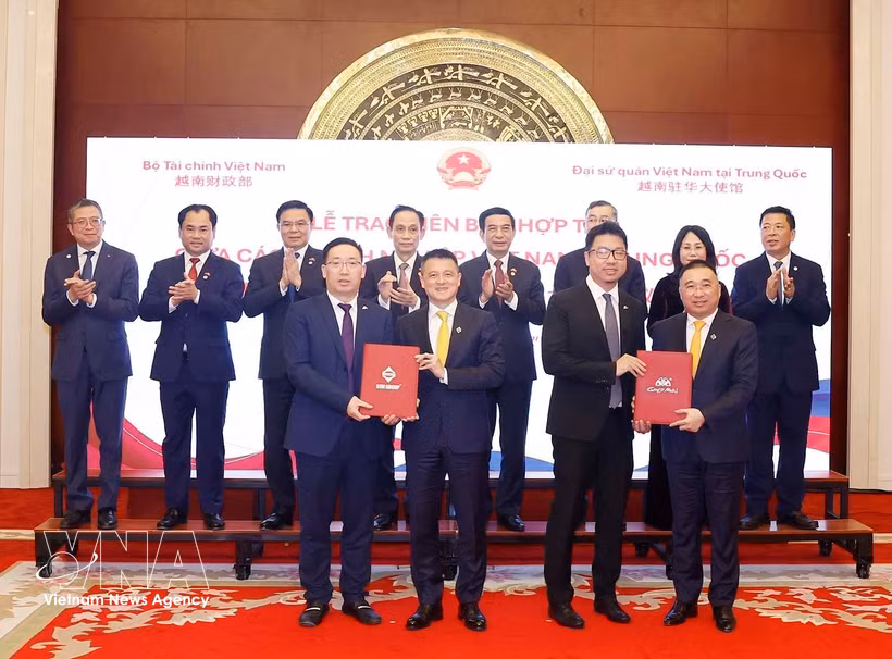 越南与中国企业互相交换合作谅解备忘录。图片来源：越通社