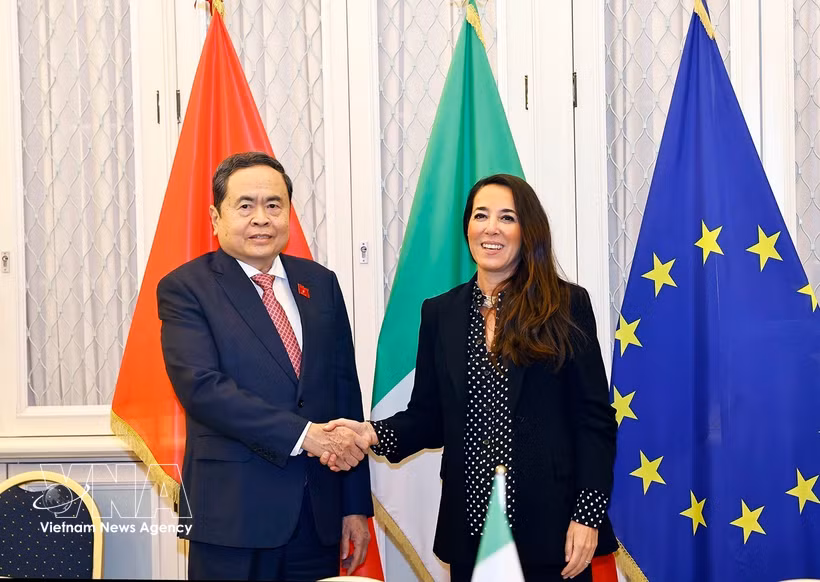 越南国会主席陈青敏与意大利参议院副议长莉西亚·罗祖利。 ​图片来源：越通社