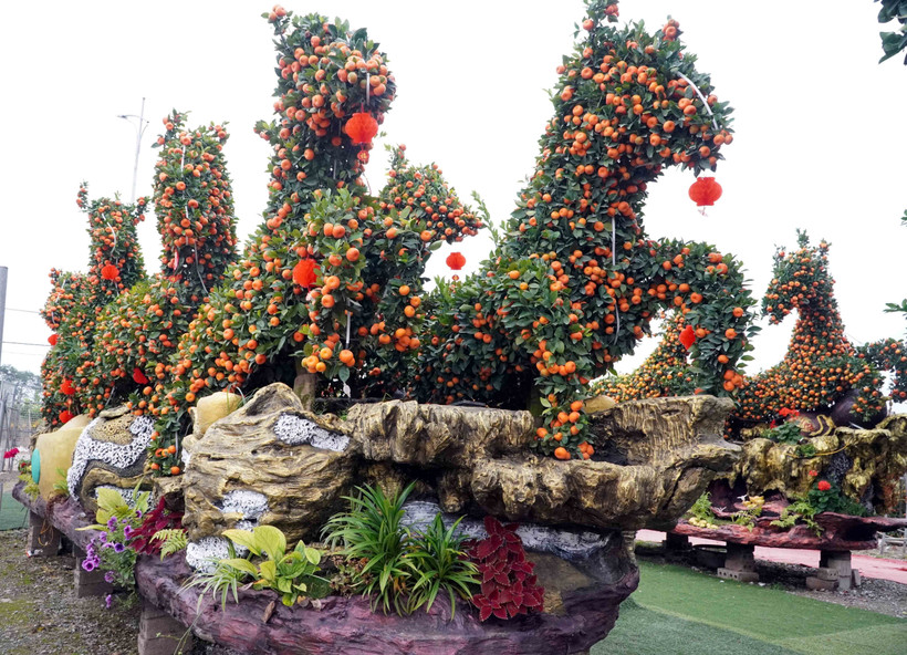 兴安省米处乡兴心园艺户创作的作品《马到成功》，造型为8匹骏马飞奔向前。图片来源：越通社