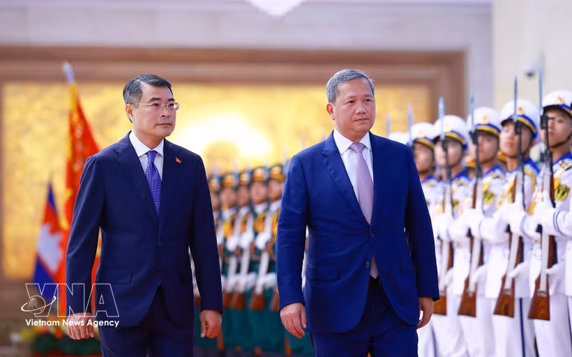 越南政府总理黎明兴在政府总部主持仪式，欢迎柬埔寨首相洪玛奈访越。图片来源：越通社