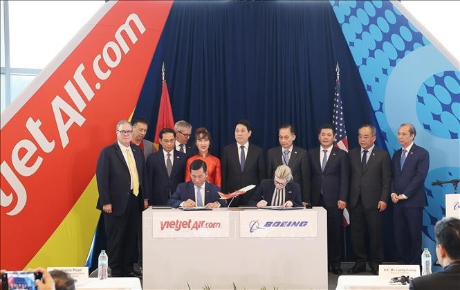 国家主席梁强见证波音集团与越捷航空签署首架波音737-8飞机交付协议。图自越通社