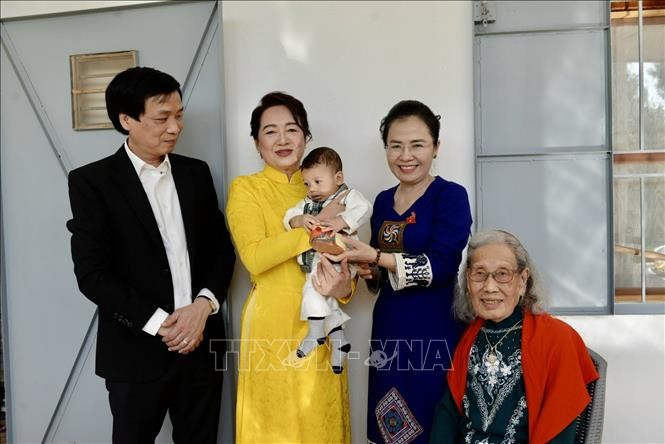 越南国会主席夫人探访摩洛哥“越南村”越侨。图自越通社