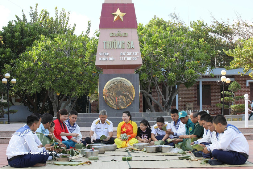 长沙特区的官兵在春节即将到来之际一起包粽子。越通社发