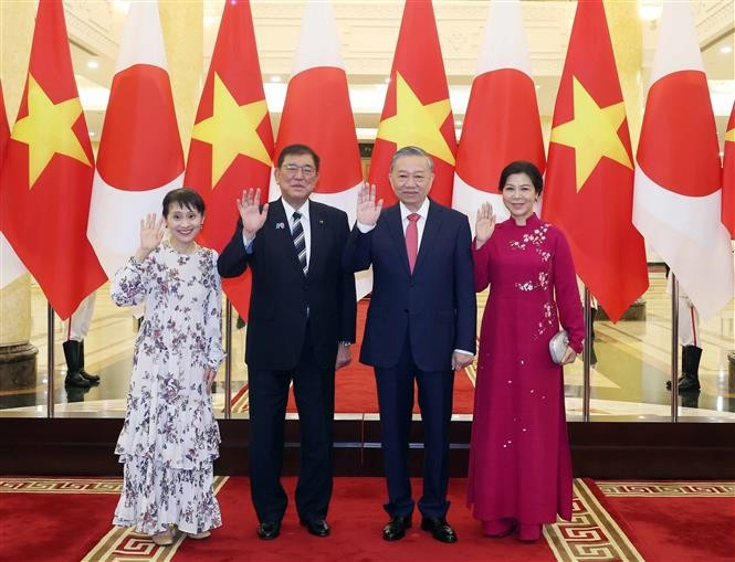 苏林总书记夫妇与日本首相石破茂夫妇合影。图自越通社