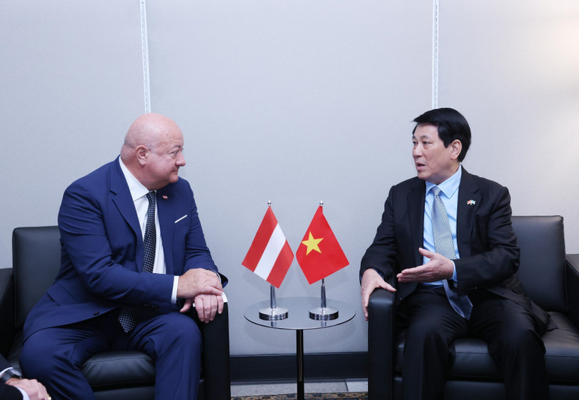 越南国家主席梁强会见奥地利总理克里斯蒂安·施托克尔。图自越通社