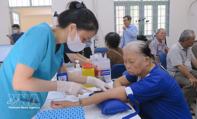 胡志明市平贵坊居民参加免费健康检查。图片来源：越通社