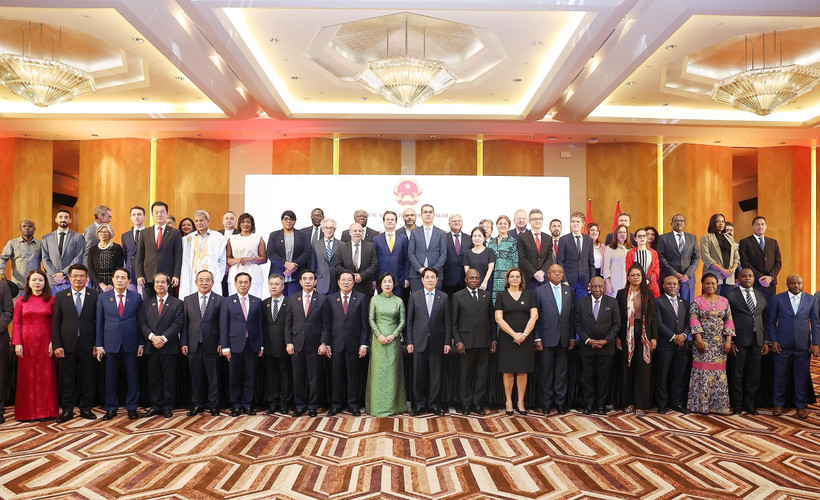 国家主席梁强与夫人出席越安建交50周年纪念活动，与各位代表合影。图自越通社