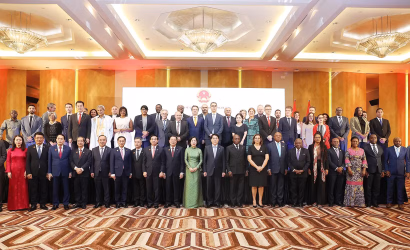 国家主席梁强与夫人出席越安建交50周年纪念活动，与各位代表合影。图自越通社