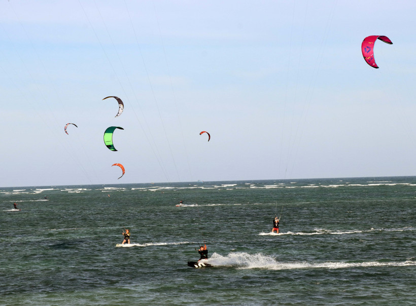 参加速度赛的选手们。图自越通社