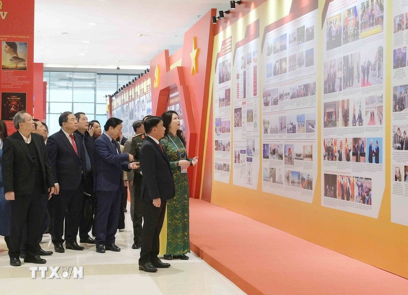 越南通讯社（越通社）在河内国家会议中心举办主题为 “在党的旗帜下 国家迈入新纪元”的图片展。图自越同社