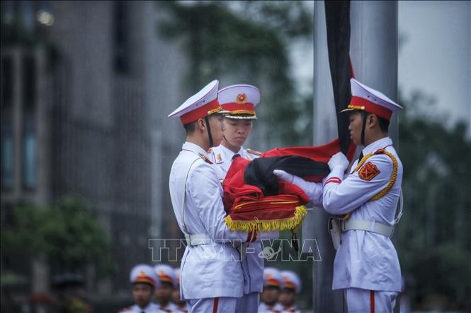 国旗降半旗仪式在巴亭广场隆重举行，为原国家主席陈德良举行国葬。图自越通社