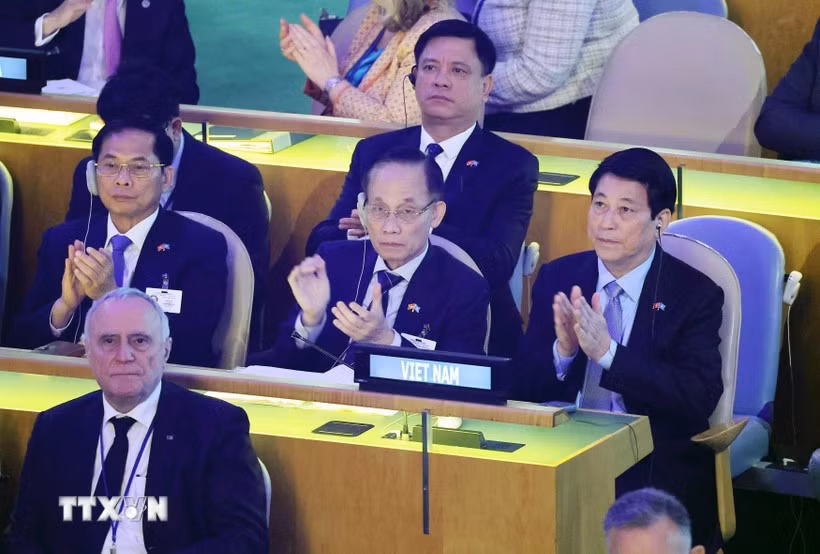 国家主席梁强和越南代表团纪念联合国成立80周年高级别会议。图自越通社